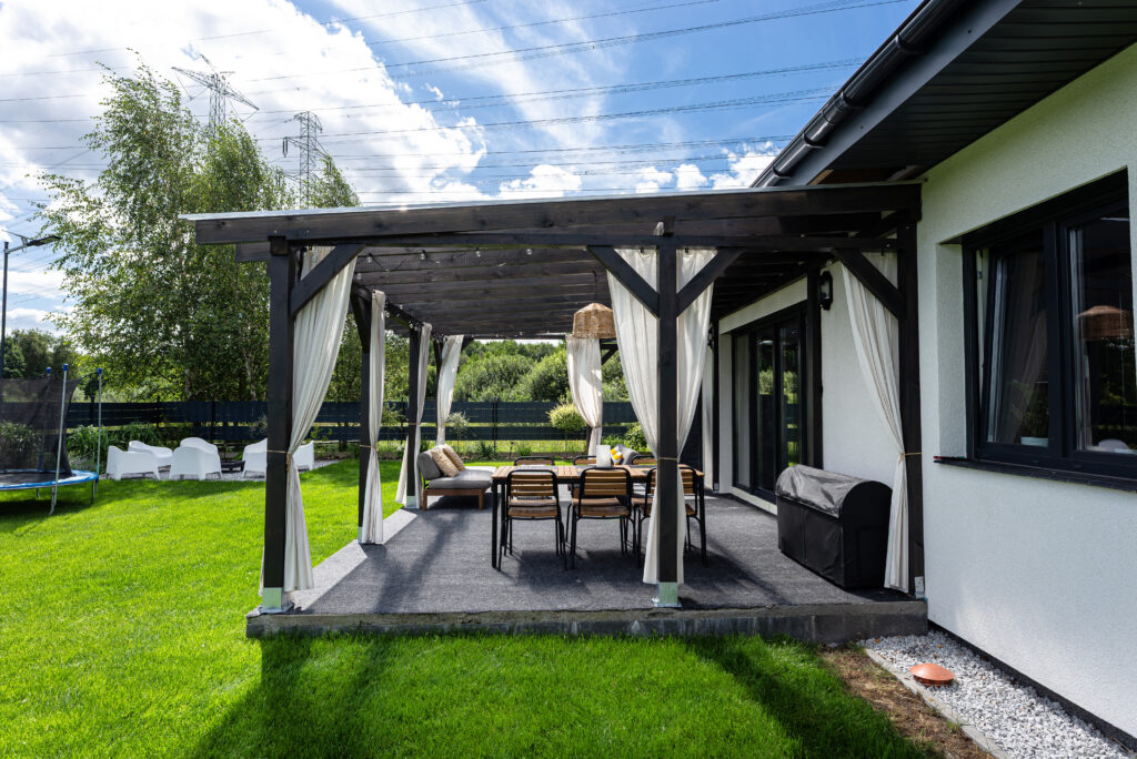 Extérieur de maison en alu dans le Tarn après rénovation